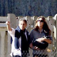 Nicolas Sarkozy and wife Carla Bruni taking a stroll with Giulia | Picture 113966